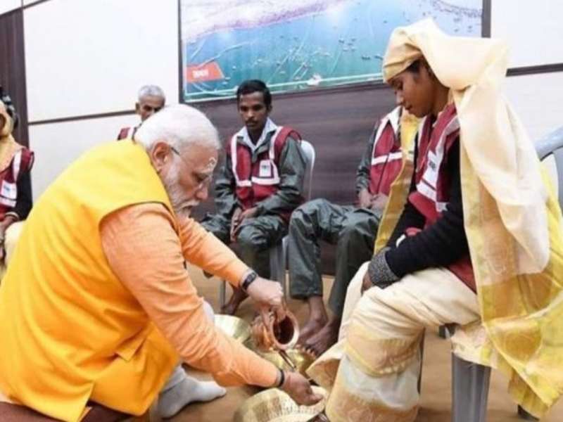 PM Modi donates Rs 21 lakh of his personal savings to Kumbh Safai Karamchari Corpus Fund | मोदींच्या बचत खात्यातून कुंभमेळ्यातील सफाई कर्मचाऱ्यांसाठी 21 लाखांची मदत 