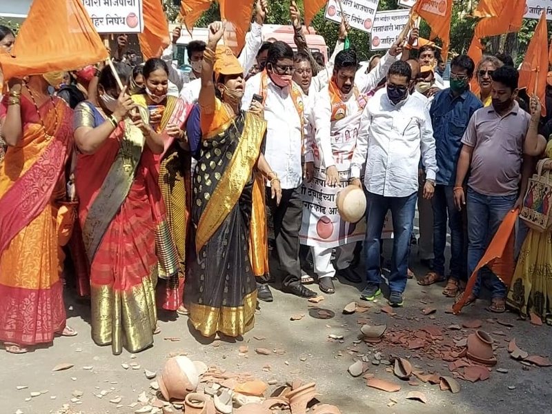 Shiv Sena's agitation in MIRA-Bhayander to protest water scarcity | पाणी टंचाईच्या निषेधार्थ मीरा - भाईंदरमध्ये शिवसेनेचे 'घागर फोडा' आंदोलन 