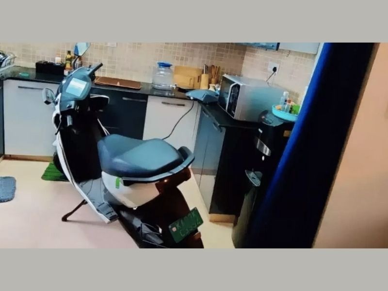 Bengaluru man charges ather 450x electric scooter in 5th floor apartment kitchen know why  | ही व्यक्ती 5व्या माळ्यावर स्वयंपाकघरात चार्ज करतेय आपली Electric Scooter; जाणून घ्या कारण  