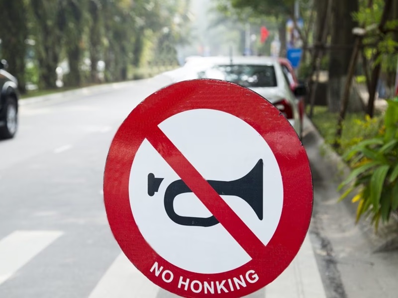 How to drive in Pune without blowing the horn? The horn is blown one crore times every day | Pune: हॉर्न न वाजवता पुण्यात गाडी चालवाल कशी? रोज एक कोटी वेळा वाजविला जाताे हॉर्न
