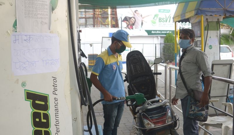 No mask, no petrol! Campaign for petrol pump operators in Nagpur | नो मास्क, नो पेट्रोल ! नागपुरातील पेट्रोल पंप चालकांची मोहीम