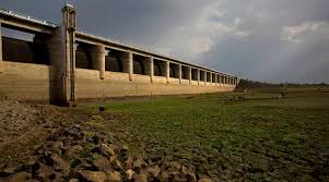 water level dropped in Washim district dams | वाशिम जिल्ह्यातील ७५ प्रकल्पांची पाणीपातळी शून्यावर