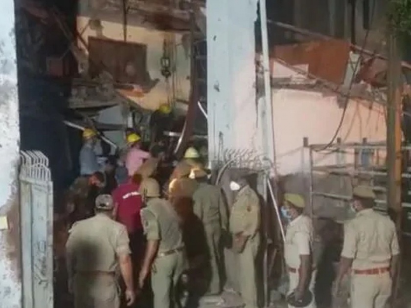 noida building collapse sector 11 police rescue operation | नोएडामध्ये बहुमजली इमारत कोसळली, ढिगाऱ्यातून 4 जणांना काढले बाहेर, अनेक जण दबल्याची भीती