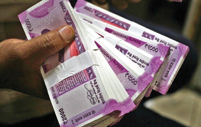  Half of Mandhana's money falls into the bank | मानधनाची निम्मी रक्कम बँकेत पडून