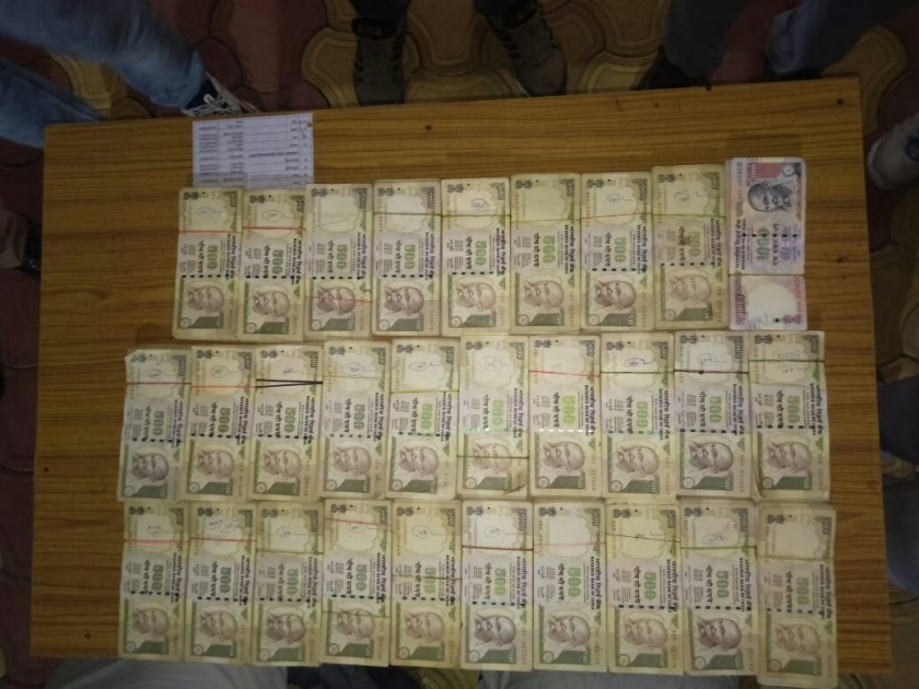  15 lakhs of notes seized from akola | चलनातून बाद झालेल्या १५ लाखांच्या नोटा जप्त