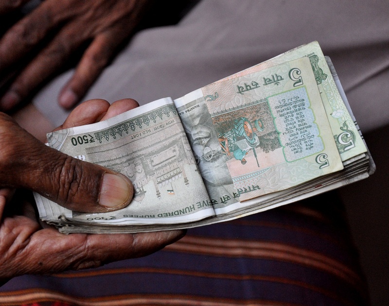 Be careful! The rupees five note came to the senior citizen in the 500 rupees bundle | सावधान ! ज्येष्ठ नागरिकाला पाचशेच्या बंडलात आली पाचची नोट 