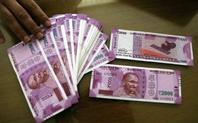 Ban on Nepalis in New Delhi, new notes of 200, 500 and 2000 rupees coming from India | नेपाळमध्येही नोटाबंदी, भारतातून येणाऱ्या 200, 500 अन् 2000 रुपयांच्या नव्या नोटांवर घातली बंदी
