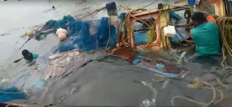 Two boats sank in Harnai port due to storm-like conditions | वादळ सदृश्य परिस्थितीमुळे हर्णै बंदरात दोन नौकांना जलसमाधी