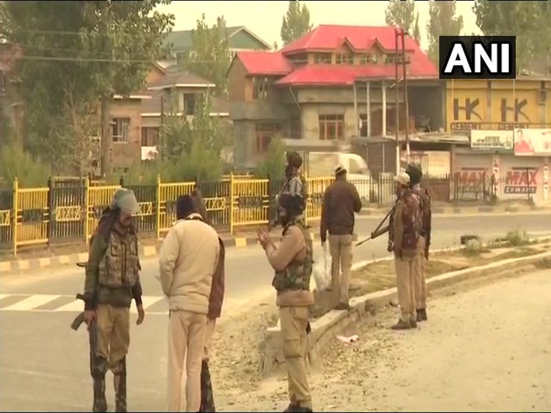 jammu kashmir an exchange of fire has started between terrorists and security forces at soothu nowgam | Jammu and Kashmir : नौगाममध्ये चकमकीत दोन दहशतवाद्यांचा खात्मा, इंटरनेट सेवा बंद