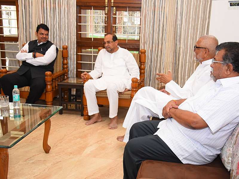 Taking the time out of the Mahajanesh Yatra, Chief Minister devendra fadanvis met Vikhe Patil | महाजनादेश यात्रा अहमदनगरमध्ये पोहोचताच मुख्यमंत्री विखे पाटलांच्या भेटीला