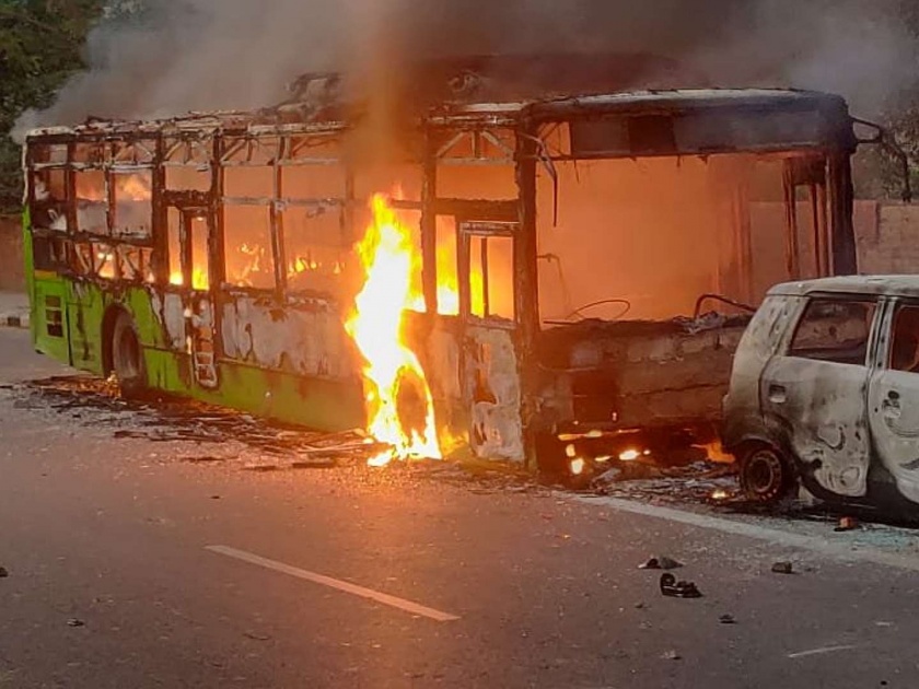 In Delhi DTC buses set ablaze by protesters near Bharat Nagar | नागरिकत्व दुरुस्ती कायद्याविरोधातील आंदोलनाचे लोण दिल्लीत, विद्यार्थ्यांनी बस पेटवल्या