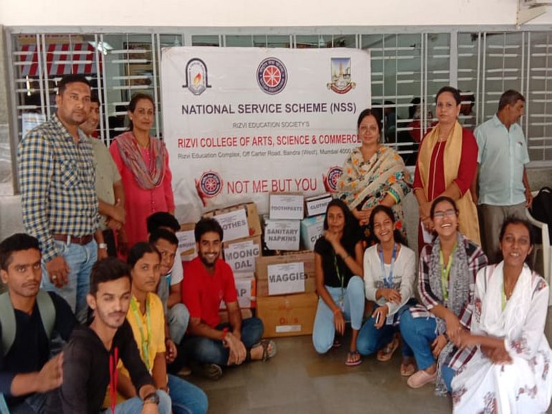 Assistance to the victims of Kolhapur and Sangli from Rizvi College, Mumbai | मुंबईच्या रिजवी महाविद्यालयाकडून कोल्हापूर अन् सांगलीतील पुरग्रस्तांना मदत