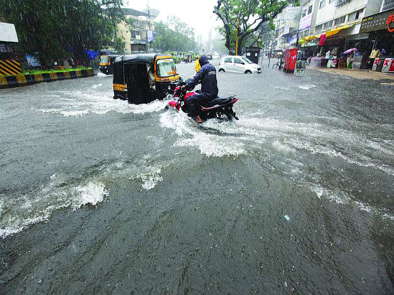 Rainfall interruptions during Bappa's festival of rain water | बाप्पाच्या उत्सवात पावसाचे विघ्न, रस्ते जलमय; वाहतुक ठप्प