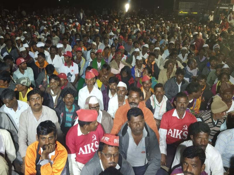 Day and night on 'Shidori', Bhaji-Bacha of Kisan Sabha rally | ‘शिदोरी’वरच काढला दिवस अन् रात्र, किसानसभेच्या मोर्चेकऱ्यांची कंबरेला भाजी-भाकरी