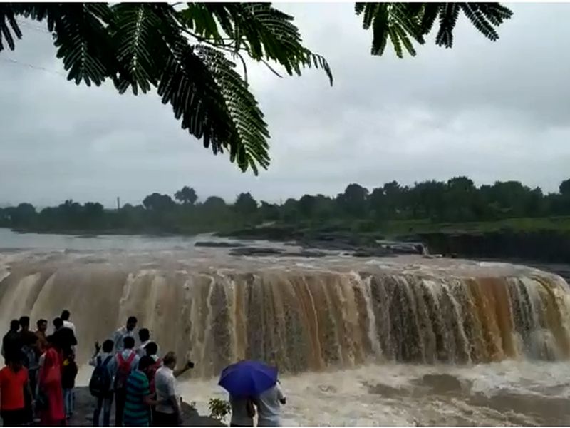 Due to the heavy rain in nashik, the crowd of tourists on the waterfall, dams are filled in Nashik | नाशिकमध्ये संततधार सुरूच, धरणं भरल्याने दूधसागर धबधब्यावर पर्यटकांची गर्दी
