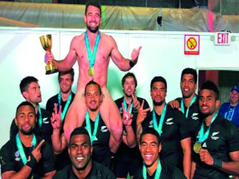 New Zealand player strips off to celebrate Rugby Sevens World Cup win | विश्वचषक जिंकताच खेळाडूंचे ‘नग्न सेलिब्रेशन’