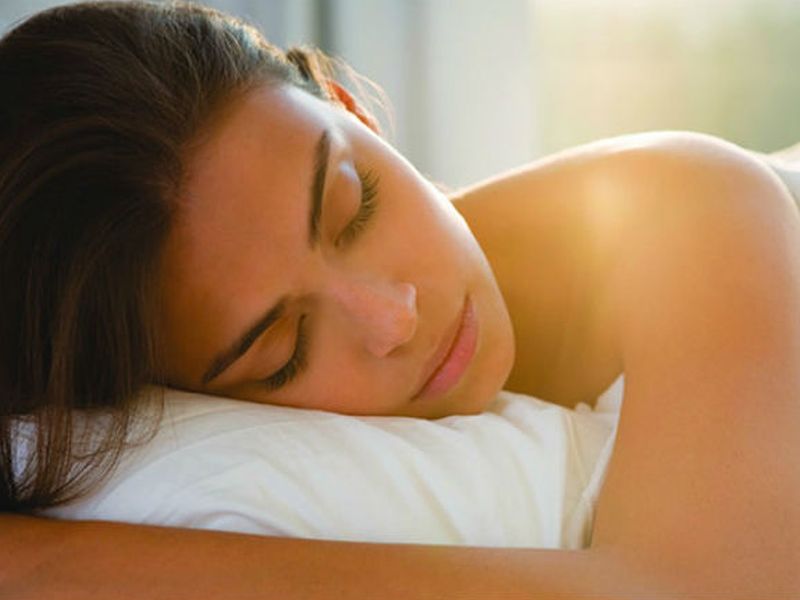 Health benefits of sleeping nude | पूर्णपणे विवस्त्र होऊन झोपण्याचे आरोग्यदायी फायदे!