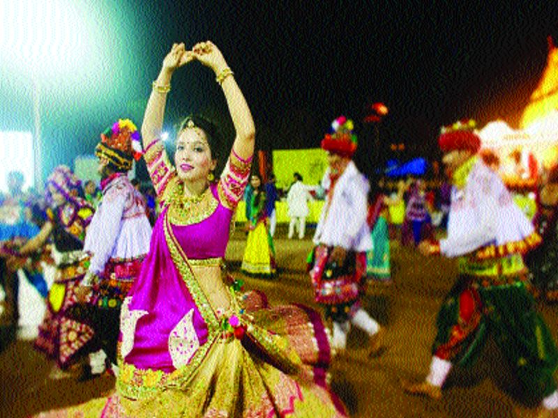 Folk dance to hip hop, free style bea 'Navaratri' | लोकनृत्य ते हिपहॉप, फ्री स्टाईल व्हाया ‘नवरात्र’