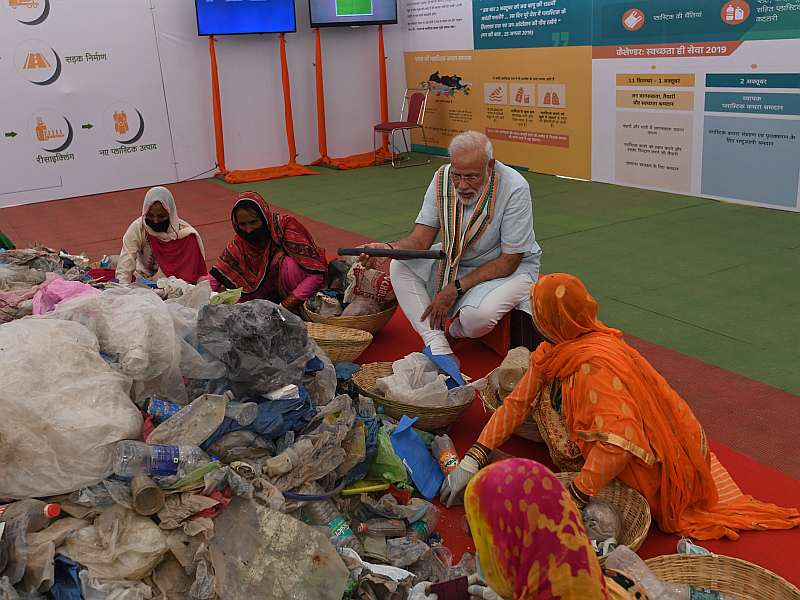 Yes, plastic waste on the rate carpet, know Modi's scheme of swachhata hi seva | होय, रेड कार्पेटवर प्लास्टिक कचरा, जाणून घ्या मोदींचं व्हायरल सत्य