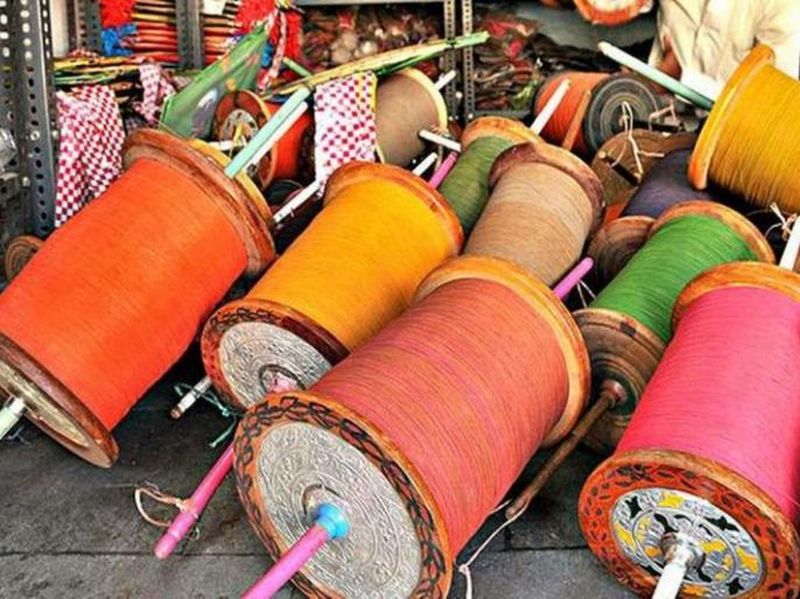 Crime News: Crime against a shopkeeper selling nylon manja, raid action in Chalisgaon | Crime News: नॉयलॉन मांजा विकणाऱ्या दुकानदाराविरुद्ध गुन्हा, चाळीसगाव येथे धडक कारवाई  