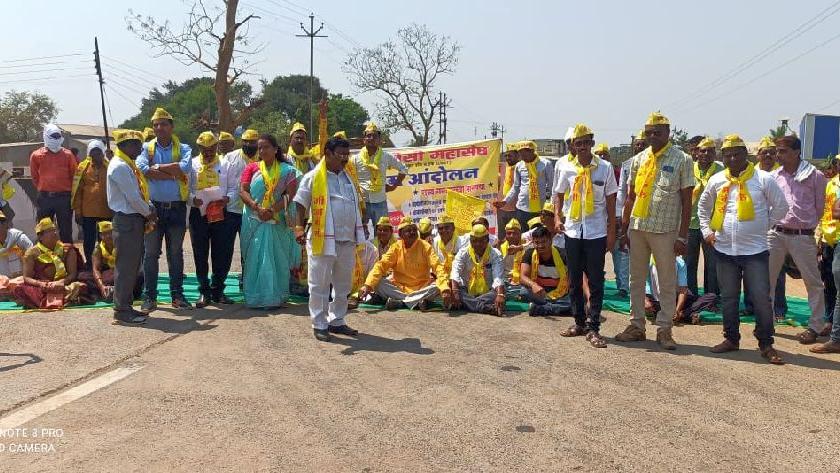 Chakka Jam agitation of OBCs in Chandrapur for various demands including reservation | आरक्षणासह विविध मागण्यांसाठी ओबीसींचे चंद्रपुरात चक्का जाम आंदोलन