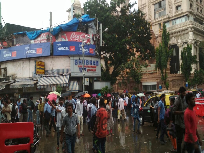 Heavy rains start with the thunderstorms in Mumbai | मुंबई, नवी मुंबईत ढगांच्या गडगडाटासह जोरदार पाऊस
