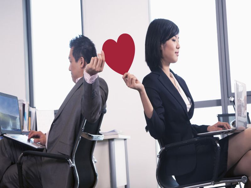 These tips will help in blooming office romance | ऑफिसमधील सहकाऱ्यावर मन आलंय? या गोष्टींची घ्या काळजी!