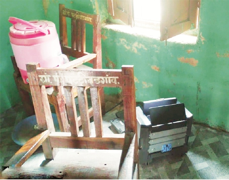 The youth was vandalized grampanchayat office after being asked to stay in quarantine after coming from Pune | क्वारंटाईन राहण्यास सांगितल्याने तरुणाची ग्रामपंचायत कार्यालयात तोडफोड