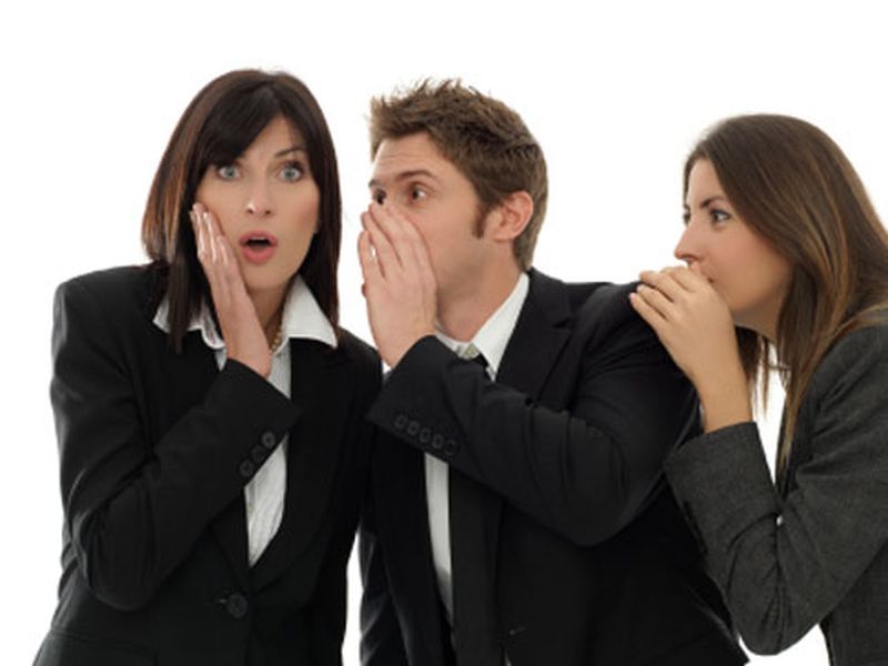 most of people face these 5 things because of office gossips | ऑफिसमधील गॉसिपमुळे कर्मचा-यांना या गोष्टींना द्यावं लागतं तोंड