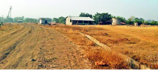 For the 'Ambeoohal', 141 plots were landed in 'Chitri' land: As there is no clutter, due to lack of use, there is no way to use Gandhane Chikotra project in Lingnur, Kadgaon | ‘आंबेओहळ’साठी ‘चित्री’च्या जमिनी १४१ भूखंड रखडले : ताबाच नसल्याने लिंगनूर, कडगाव येथील गावठाणे चिकोत्रा प्रकल्पासारखी वापराविना पडून