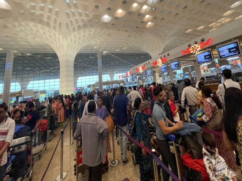 Who is stealing passengers' money at the airport?; 9 lakhs was taken from the businessman's bag | विमानतळावर प्रवाशांचे पैसे चोरतंय कोण?; व्यावसायिकाच्या बॅगेतून ९ लाख काढले