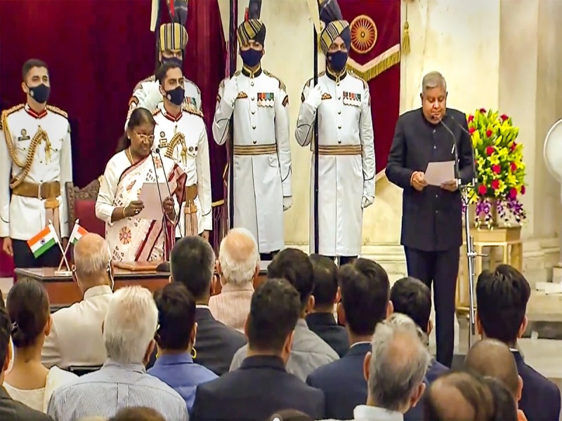 Jagdeep Dhankhad took the oath of Vice President; President Draupadi Murmu congratulated | जगदीप धनखड यांनी घेतली उपराष्ट्रपतिपदाची शपथ; राष्ट्रपती द्रौपदी मुर्मु यांनी दिल्या शुभेच्छा