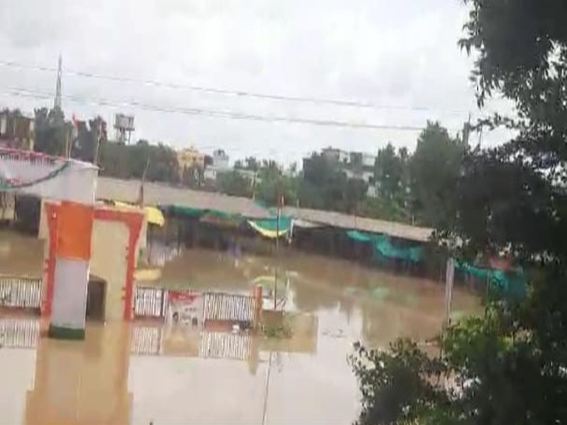 Four feet of Vainganga flood water in Bhandara's BTB Bhajimandi; Farmers in three districts with traders in trouble | भंडाराच्या बीटीबी भाजीमंडीत वैनगंगेच्या पुराचे चार फूट पाणी; व्यापाऱ्यासह तीन जिल्ह्यातील शेतकरी संकटात