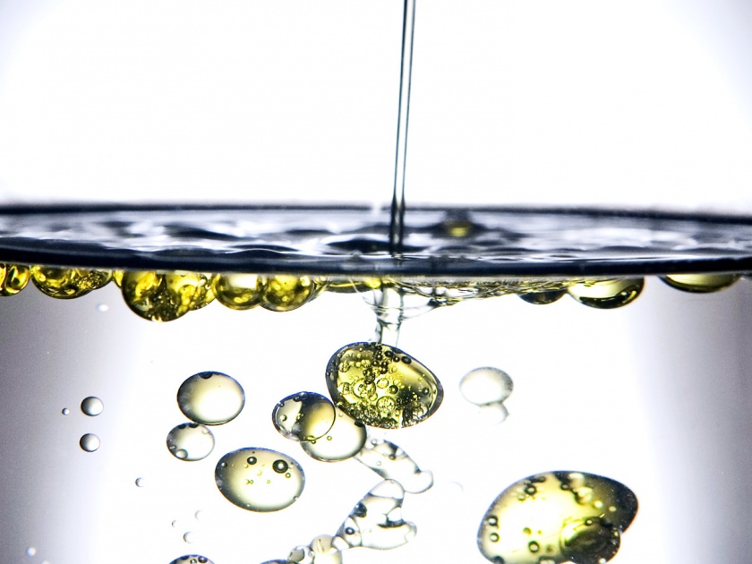 oil-in-water-glass- science experiment at home | तेलाचे गोळे पाण्यात नाचवता येऊ शकतात.. कसे?