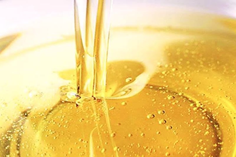 FDA seizes Rs 1 crore edible oil stock from Nashik | नाशिक मधून एफ डी ए ने केला एक कोटींचा खाद्यतेलाचा साठा जप्त