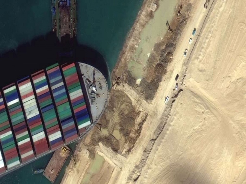 Asia suez canal blocked : Around the world no timeline given for extracting wedged ship from suez canal | Asia suez canal blocked : स्वेज कॅनलमध्ये सलग पाचव्या दिवशी अडकून पडलंय विशालकाय जहाज; दर तासाला होतंय २८०० कोटींचं नुकसान