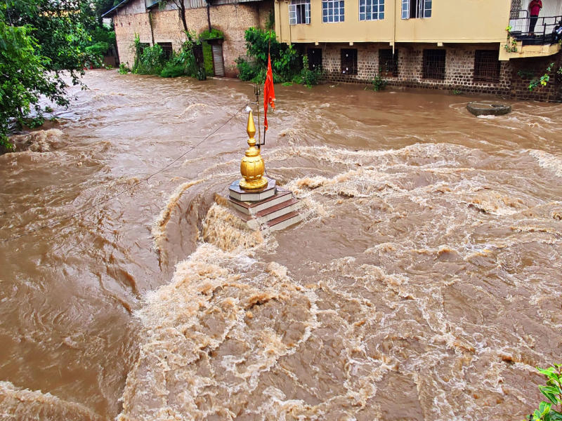 Flood water from many houses in Kolhapur city; Trapped civilians were evacuated | कोल्हापूर शहरात अनेक घरातून पूराचे पाणी; अडकलेल्या नागरीकांना सुरक्षित ठिकाणी हलविले