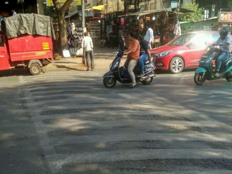 Unrestricted traffic speed breakers on the streets of Pune | पुण्यातील रस्त्यांवर अशास्त्रीय गतिरोधकांचा भडिमार 