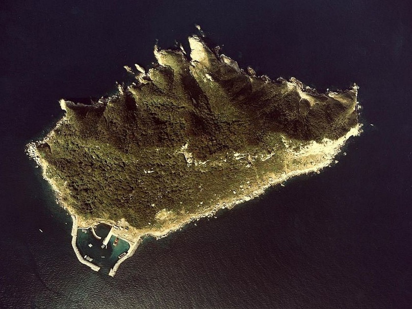 Mysterious island of Japan Okinoshima Island where women are banned | 'या' रहस्यमय बेटावर जाण्यासाठी महिलांना आहे बंदी, पुरूषांसाठीही आहेत कठोर नियम!
