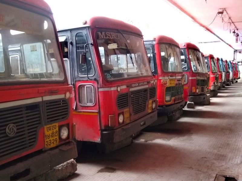 The General Manager of the State Transport Corporation has ordered that the carriers will not come wearing clean uniforms, take action against them. | ...अन् म्हणे स्वच्छ ड्रेस घालून या; चार वर्षांत गणवेश नाही, तरी एसटी चालक, वाहकांना तंबी