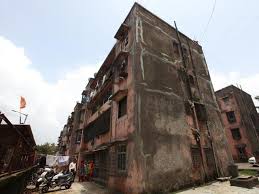 lives in 310 dangerous buildings in mumbai | धोकादायक ३१० इमारतींमध्ये लाखोंचा जीव लागला टांगणीला, महापालिका हतबल