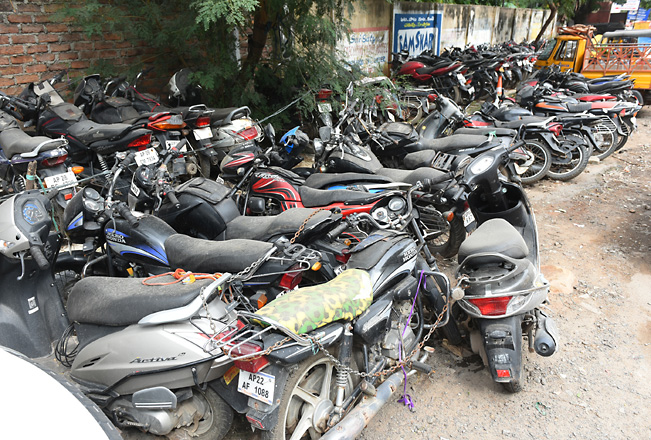 Two thousand two-wheelers are scrapped in Solapur every year; Demand for rims, tires, carburetors | सोलापुरात वर्षभरात दोन हजार दुचाकी होतात स्क्रॅप; रिम, टायर, कार्बोरेटरला मागणी
