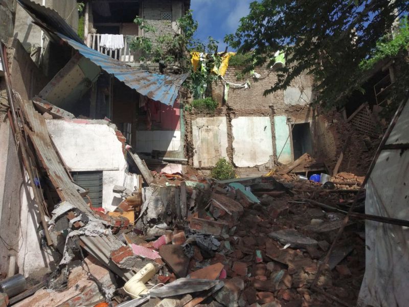 Heavy rain at midnight: A dilapidated two-storey house collapses in Bhadrakali; One killed | मध्यरात्री जोरदार पाऊस : भद्रकालीत जीर्ण झालेले दुमजली घर कोसळले; एक ठार