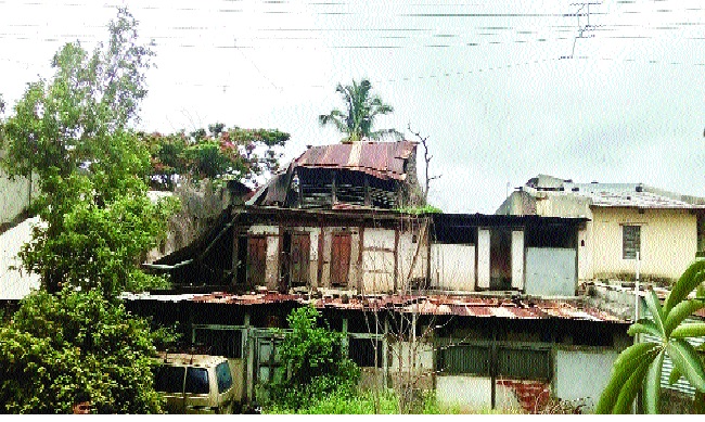  Number of Dangerous Homes in Half Years: Survival of Rahimatpur Municipal Corporation | धोकादायक घरांची संख्या अर्धशतकाकडे : रहिमतपूर पालिकेकडून पावसाळ्याच्या पार्श्वभूमीवर सर्व्हे सुरू
