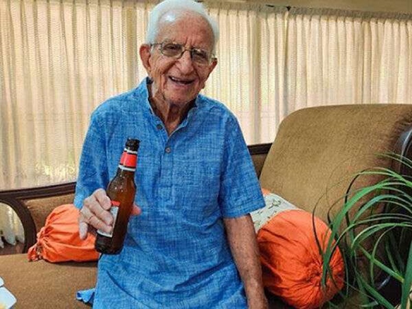 during lockdown you can learn life lesson from this 90 year old man-SRJ | जीना इसी का नाम है... ९० वर्षांच्या आजोबांनी दिला जगण्याचा कानमंत्र, या वयातही करतात थक्क करणारी कामं