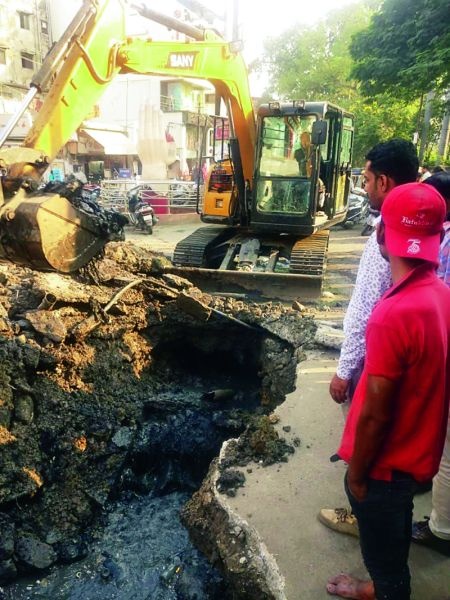 An ancient drain was discovered while searching for water leakage in Nagpur | नागपुरात  पाण्याची गळती शोधताना सापडला पुरातन नाला 