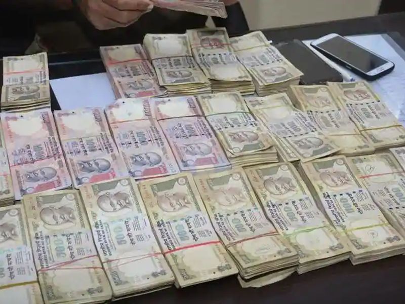 Rs 1 crore old notices seized by the police | पोलिसांनी ग्राहक बनून पकडल्या 1 कोटी रुपयाच्या जुन्या नोट्या