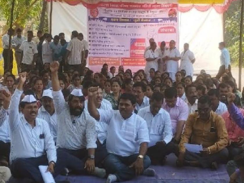 Indefinite strike for old pension: Protest in front of collector office in Sindhudurga, office work stopped | जुन्या पेन्शनसाठी बेमुदत संप: सिंधुदुर्गात जिल्हाधिकारी कार्यालयासमोर धरणे आंदोलन, कार्यालयीन कामकाज ठप्प