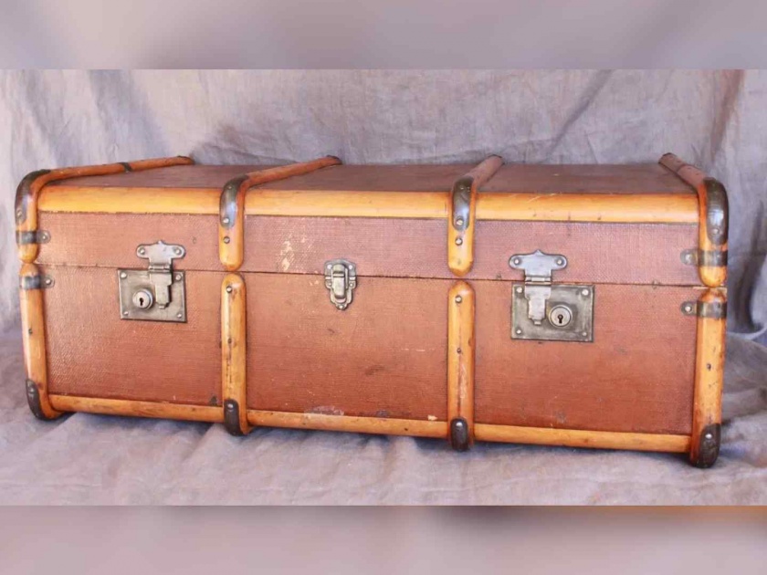 canadian woman find live grenade bomb inside old trunk in house while cleaning house | वडीलांच्या मृत्यूनंतर बऱ्याच महिन्यांनी उघडली जुनी ट्रंक, आत निघालं असं काही की घरी आले सैन्याचे जवान