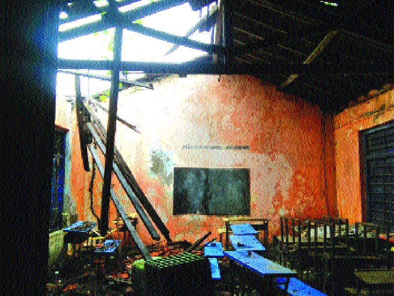  The roof of the Kegaon school fell in Uran | उरणमध्ये केगाव शाळेचे छप्पर पडले